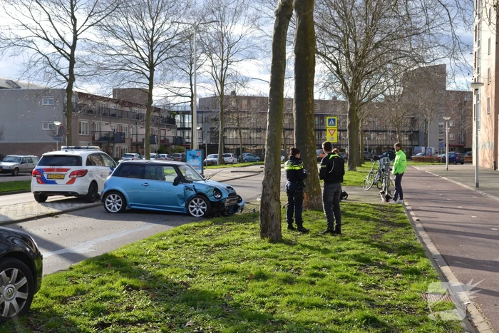 Automobilist eindigt tegen boom