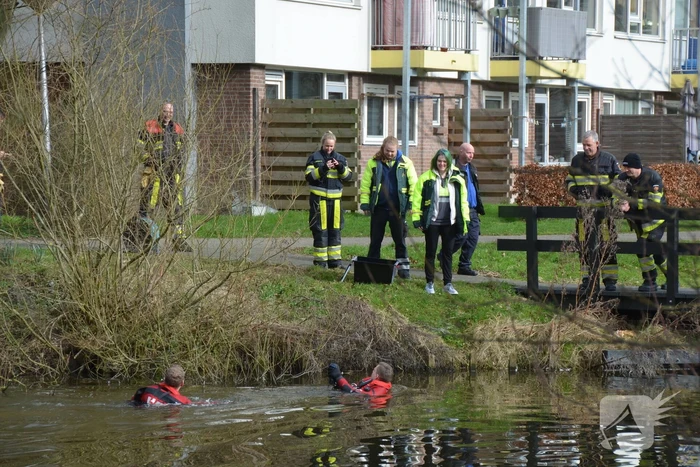 Meerkoet raakt verstrikt en wordt gered door brandweer