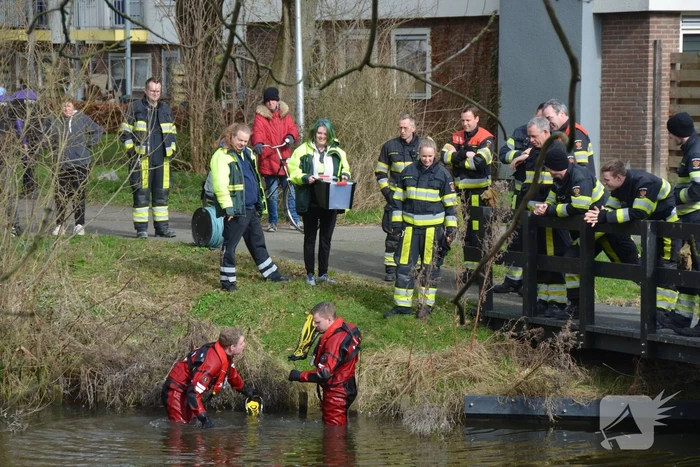 Meerkoet raakt verstrikt en wordt gered door brandweer