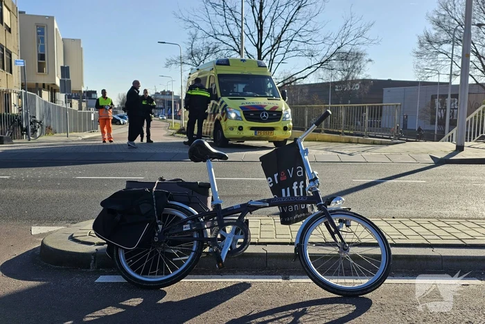 Overstekende fietser botst op beslbus