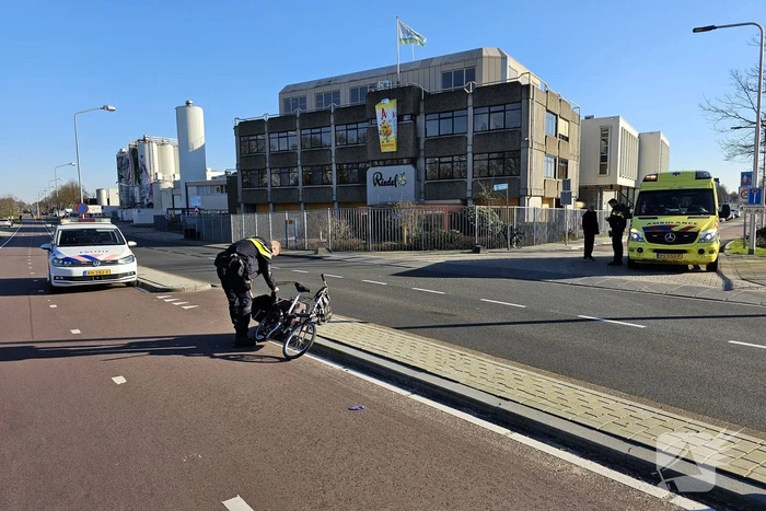 Overstekende fietser botst op beslbus