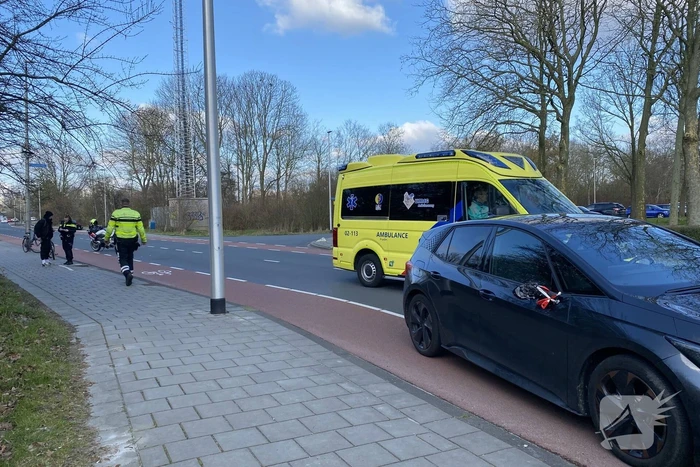 Fietser gewond na tik van spiegel van auto