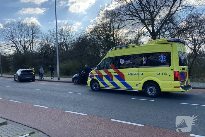 Fietser gewond na tik van spiegel van auto