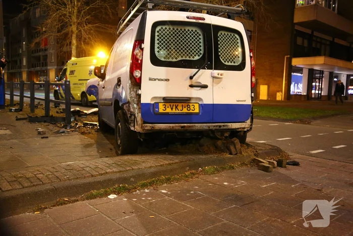 Veel schade bij botsing tussen twee bestelbussen