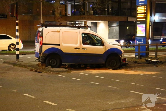 Veel schade bij botsing tussen twee bestelbussen