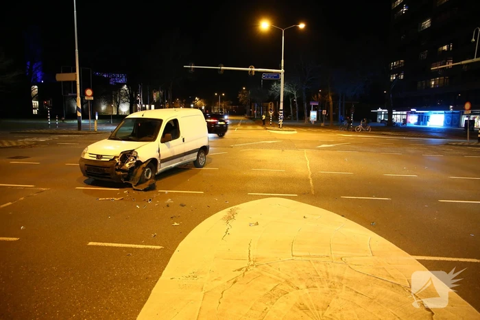 Veel schade bij botsing tussen twee bestelbussen