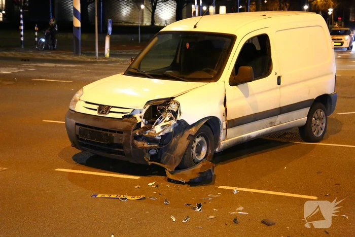 Veel schade bij botsing tussen twee bestelbussen