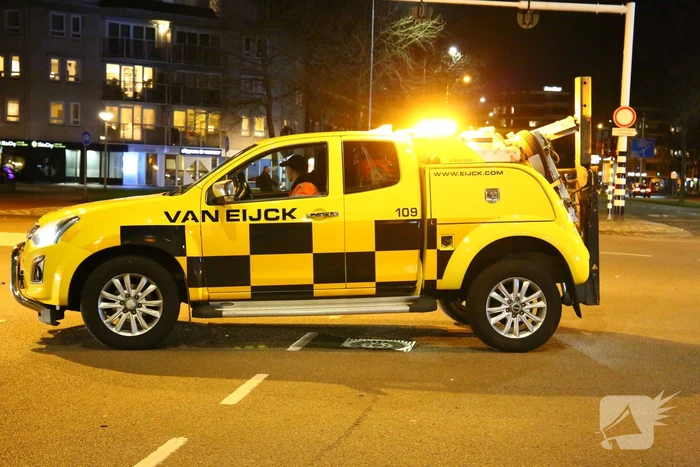 Veel schade bij botsing tussen twee bestelbussen