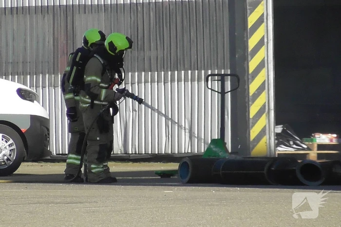 Bedrijfshal vol rook na brand