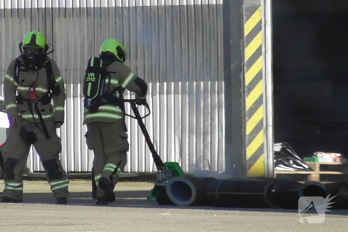 Bedrijfshal vol rook na brand
