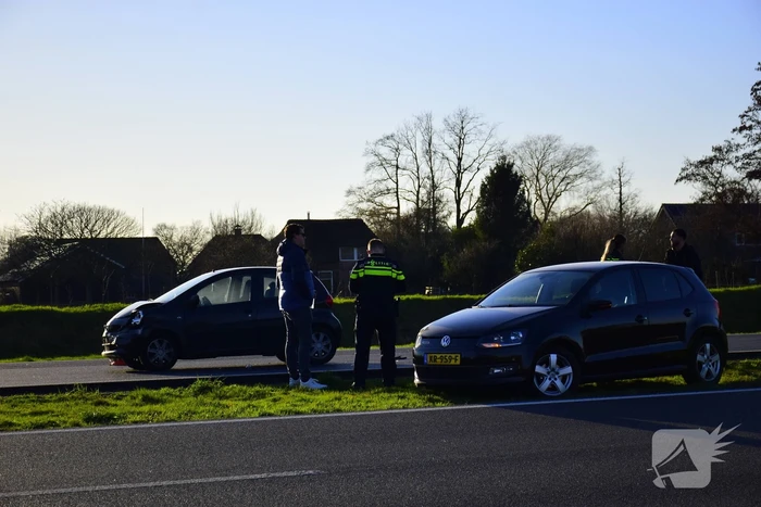 Claxon van auto blijft hangen na botsing