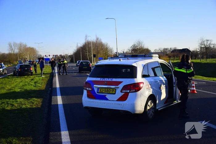 Claxon van auto blijft hangen na botsing