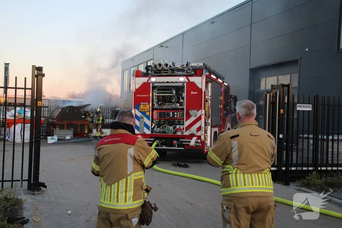 Flinke rookontwikkeling bij brand in container op bedrijventerrein