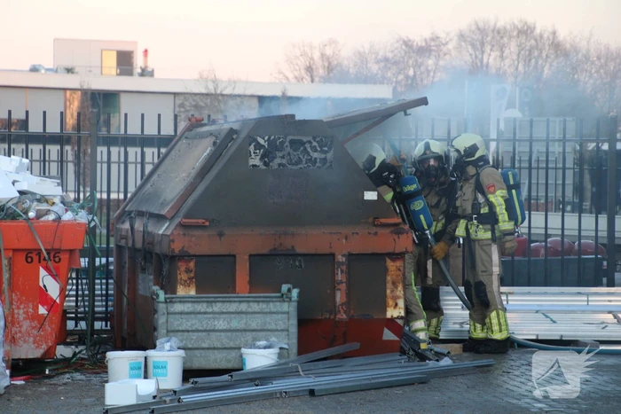 Flinke rookontwikkeling bij brand in container op bedrijventerrein