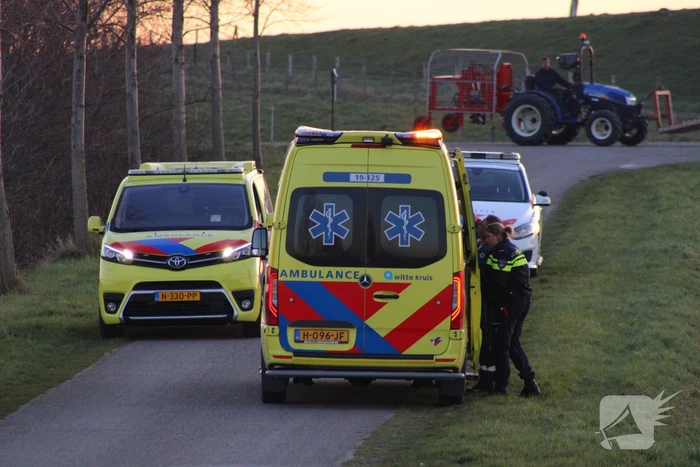 Gewonde nadat bestelbus in sloot belandt