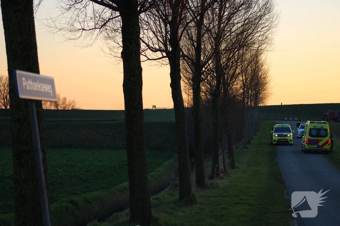 Gewonde nadat bestelbus in sloot belandt