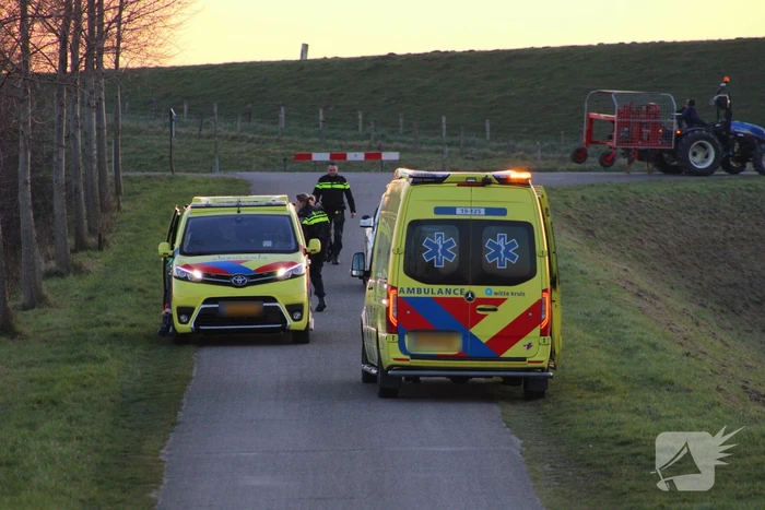 Gewonde nadat bestelbus in sloot belandt
