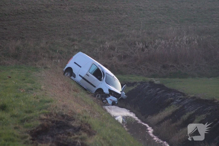 Gewonde nadat bestelbus in sloot belandt