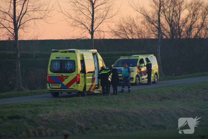 Gewonde nadat bestelbus in sloot belandt