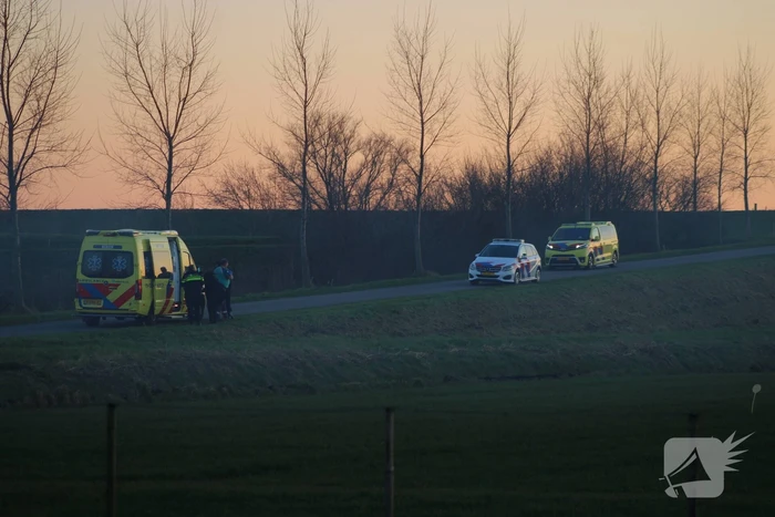 Gewonde nadat bestelbus in sloot belandt