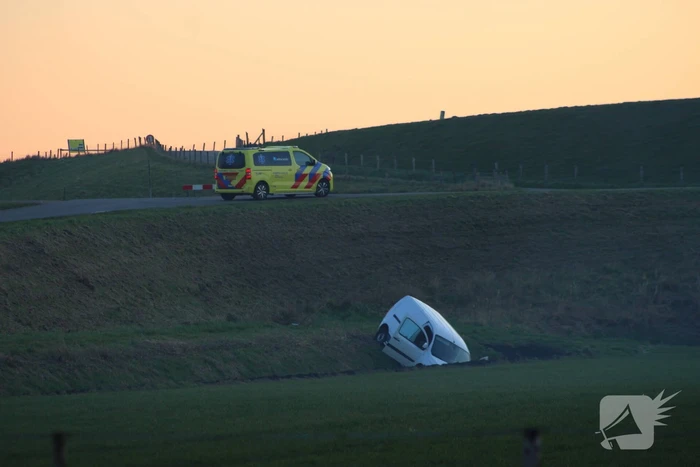 Gewonde nadat bestelbus in sloot belandt