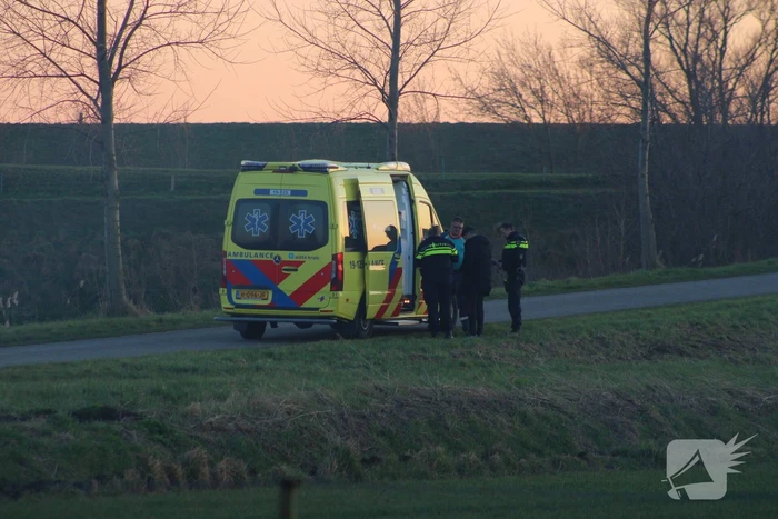 Gewonde nadat bestelbus in sloot belandt