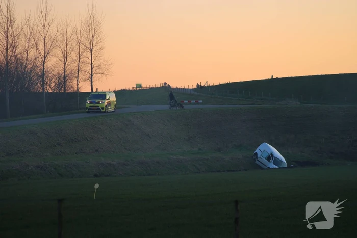 Gewonde nadat bestelbus in sloot belandt