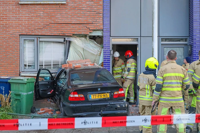 Automobilist rijdt woning binnen