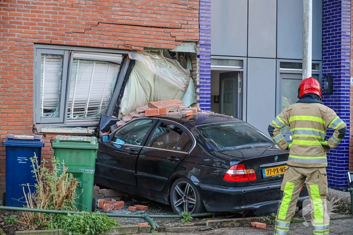 Automobilist rijdt woning binnen