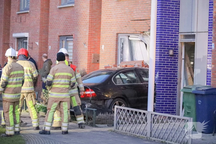 Automobilist rijdt woning binnen