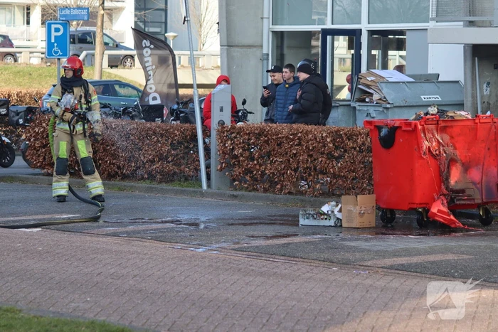 Container bij Domino's pizza vliegt in brand