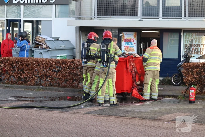 Container bij Domino's pizza vliegt in brand