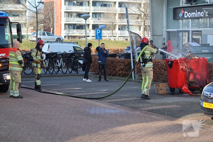 Container bij Domino's pizza vliegt in brand