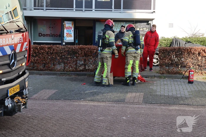 Container bij Domino's pizza vliegt in brand