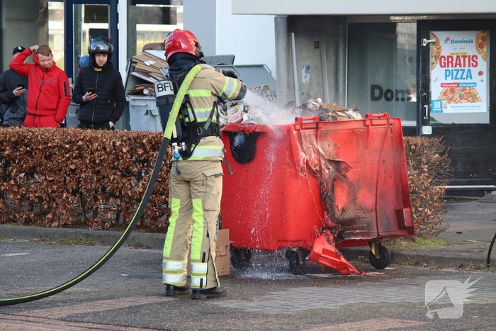 Container bij Domino's pizza vliegt in brand