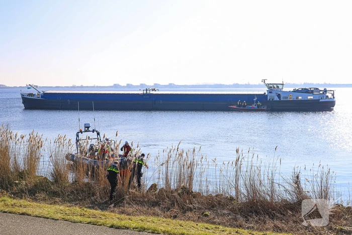 Persoon gewond bij aanvaring tussen vissersboot en binnenvaartschip