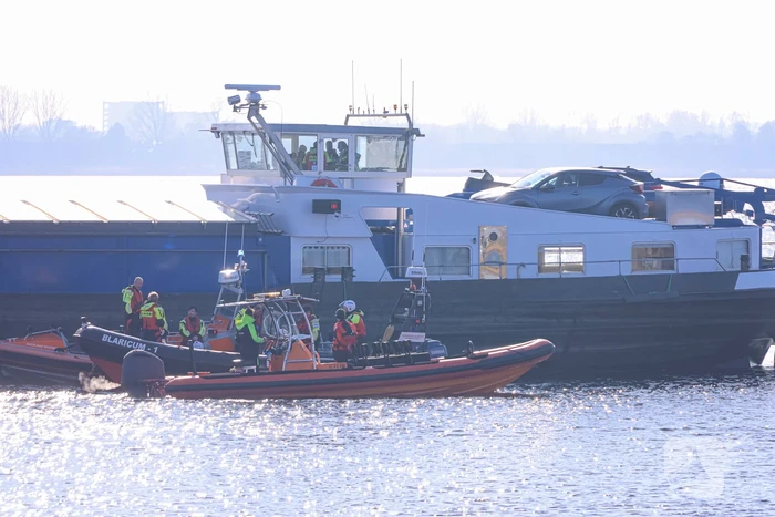 Persoon gewond bij aanvaring tussen vissersboot en binnenvaartschip
