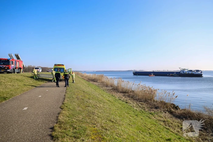 Persoon gewond bij aanvaring tussen vissersboot en binnenvaartschip