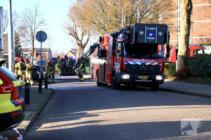 Straat afgezet na brand op dak