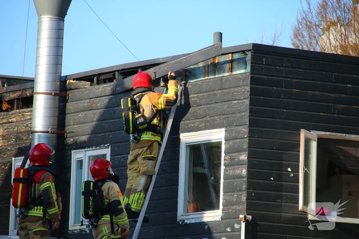 Straat afgezet na brand op dak