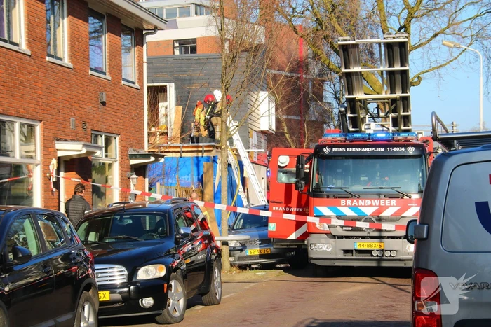 Straat afgezet na brand op dak