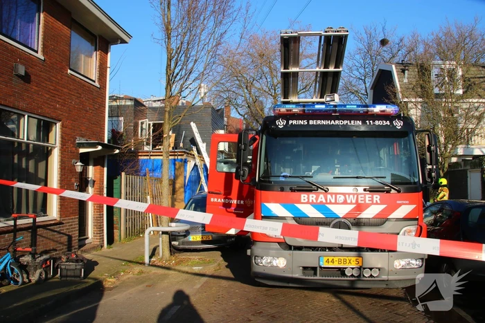 Straat afgezet na brand op dak