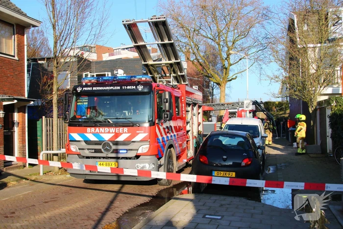 Straat afgezet na brand op dak