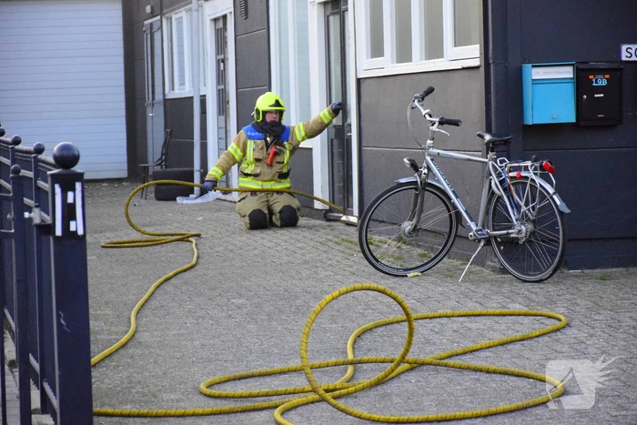 Hevige brand in woning boven bedrijfspand