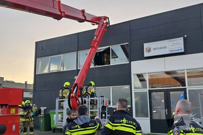 Hevige brand in woning boven bedrijfspand