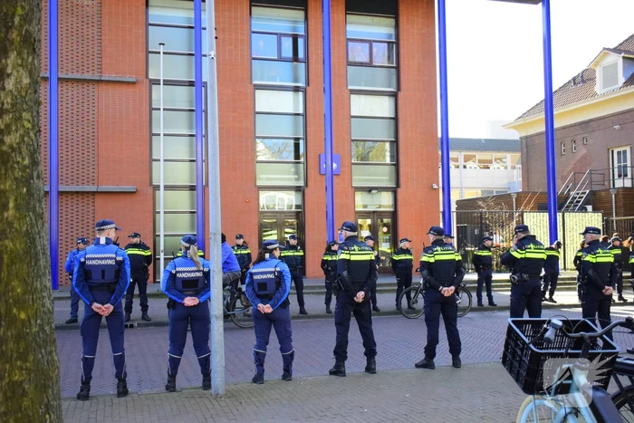 Politieagenten vormen indrukwekkende erehaag voor doodzieke collega