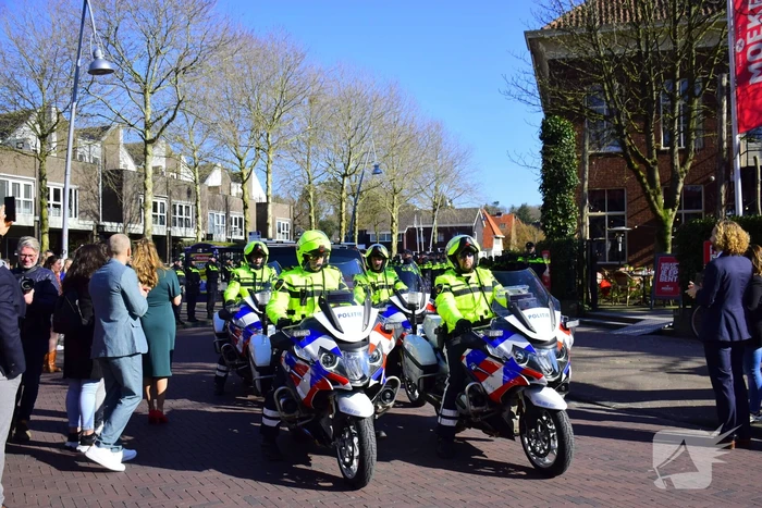 Politieagenten vormen indrukwekkende erehaag voor doodzieke collega