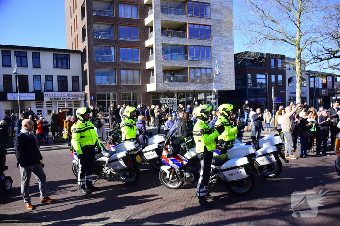 Politieagenten vormen indrukwekkende erehaag voor doodzieke collega