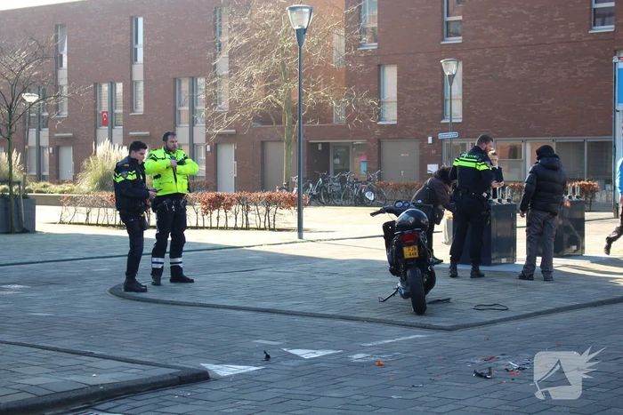 Flinke schade bij botsing tussen auto en scooter