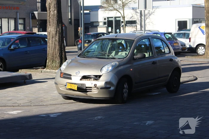 Flinke schade bij botsing tussen auto en scooter